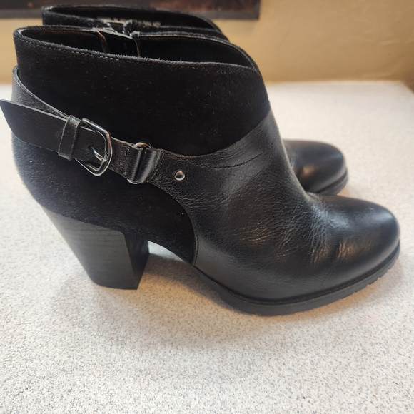 CLARKS Black Leather and Suede Ankle Boots with heel size 7M fall fashion comfy - Picture 4 of 8